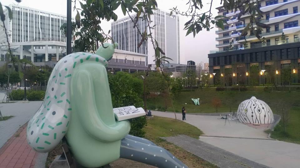 位於台中大里文創園區旁的東湖公園，有隱藏許多大型的地景藝術，與自然景觀融為一體，展示有知名熊超人等駐村藝術家的作品。 圖：台中軟體園區FB粉絲專頁提供