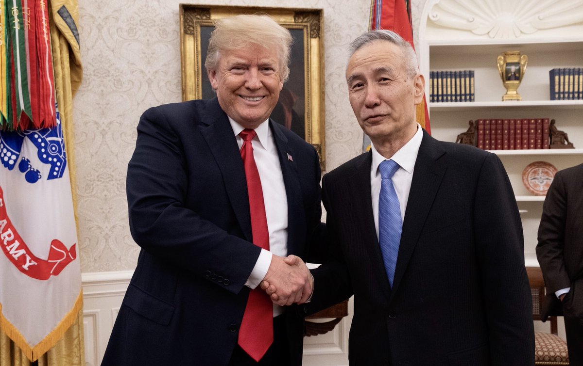 美國總統川普（左）擠出時間，接見中國國務院副總理劉鶴，對美中貿易談判抱以樂觀態度。 圖：翻攝川普推特
