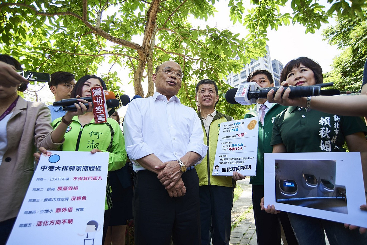 蘇貞昌今上午陪同民進黨議員何淑峰到新莊中港大排願景館會勘。 圖：蘇貞昌競選辦公室/提供