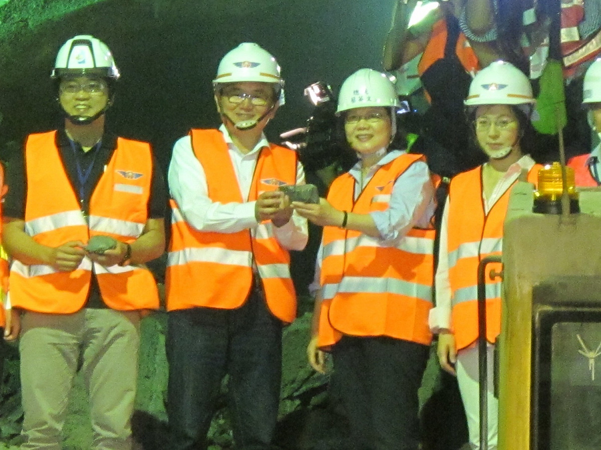台灣第五長公路隧道草埔隧道18日貫通。 圖：林朝億/攝