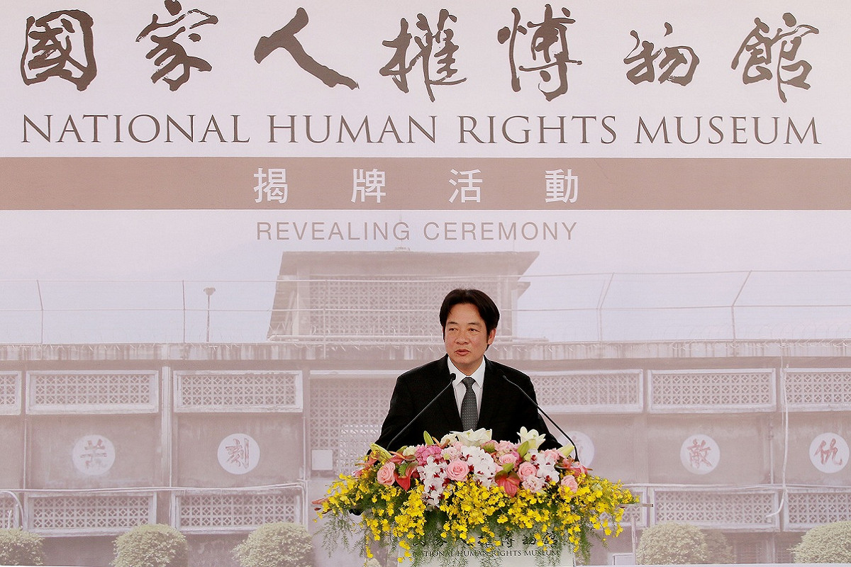行政院長賴清德於白色恐怖景美紀念園區主持揭牌儀式，他期盼人權館能夠借鏡國際，與世界各國相關館舍進行專業的合作與交流，讓臺灣的故事與聲音，能與更多國家的人們分享。 圖：文化部/提供