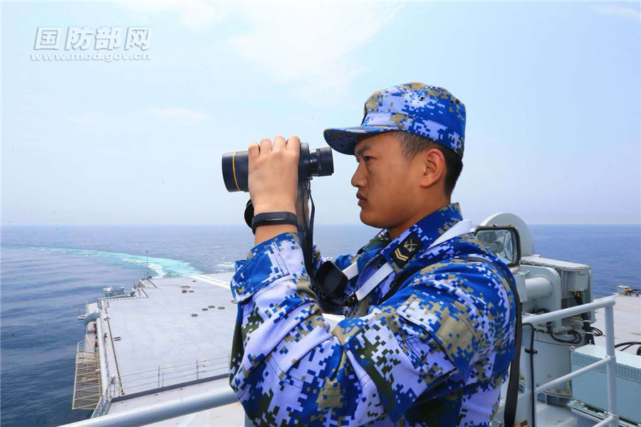 遼寧艦是中國首艘航母，「每一步都是在摸著石頭過河」。航母專家李傑認為，與遼寧艦首次海試相比，國產航母的首次海試有一個關鍵性的決勝因素，那就是人才隊伍的成熟。 圖：翻攝自中國國防部網站