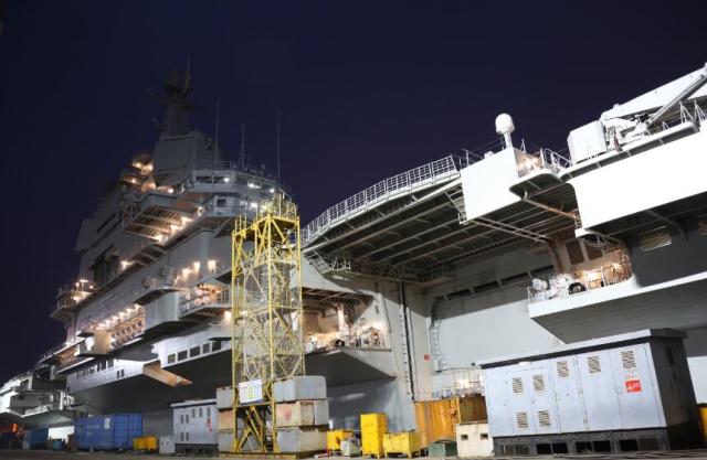 新華社等官媒報導，首艘自製航艦長315公尺、寬約75公尺，排水量5萬5000噸，與中國現役第一艘航母「遼寧號」同樣使用傳統動力，而非核子動力。這次海上測試，主要檢測引擎、動力和導航等系統的可靠性和穩定性。 圖：翻攝自中國國防部網站