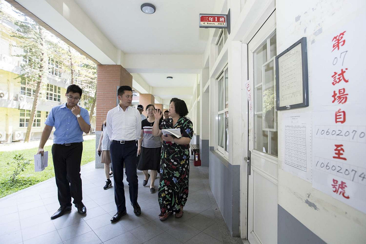 新竹市長林智堅特別在今(18)日前往新竹市試務中心學校新竹女中慰勉工作人員，巡視考場準備情形。 圖：新竹市政府/提供