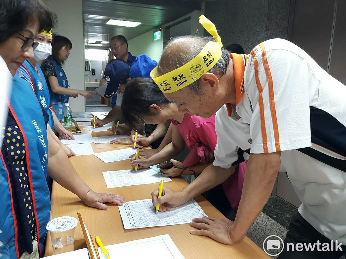 草根釋憲連署活動今天在國民黨桃園市黨部召開說明會，300多名退休軍公教警消人員，將會場擠得水洩不通，許多人排隊等著簽名連署。 圖：林昀真/攝