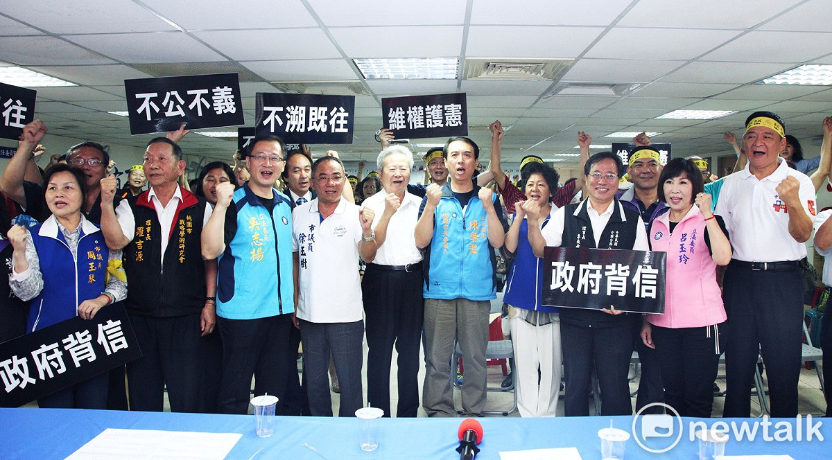 市長參選人陳學聖、立委吳志揚、呂玉玲及多位議員現身力挺，號召民眾加入連署行列，團結爭取軍公教警消權益。  圖：林昀真/攝