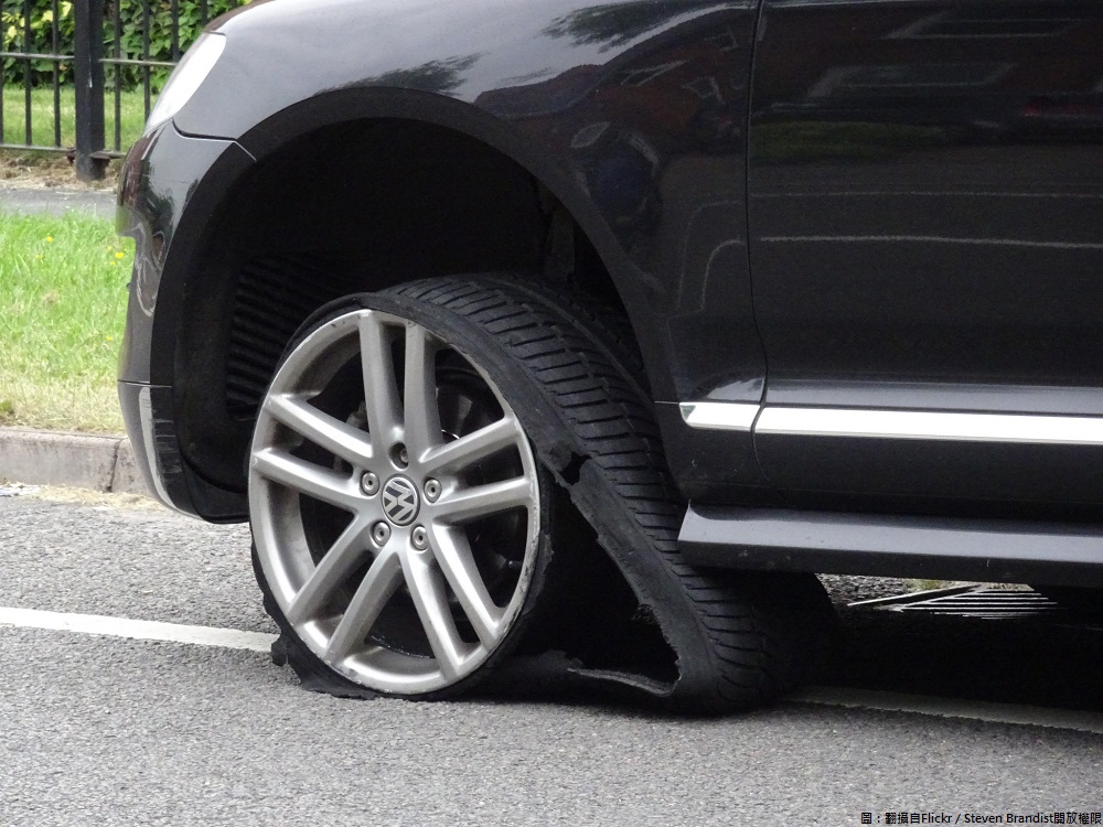 若是在行駛途中車輪、輪胎膠皮或車輛機件脫落、輪胎任一點胎紋深度不足，恐怕會被開罰3千至6千元罰款。 圖：翻攝自Flickr／Steven Brandist開放權限