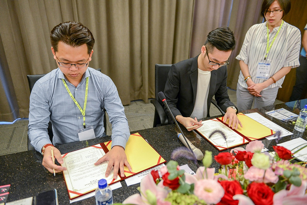 健行科技大學今（18）日下午舉辦「桃園市體育會電子競技委員會成立大會」，其中桃園市長鄭文燦也現身現場，其中J Team戰隊戰隊總監沈威廷(右)出任電競顧問，談到電競成為趨勢，他表示，真正的競爭力是要追求與眾不同、是要真心投入自己喜愛的事業。 圖：J Team/提供