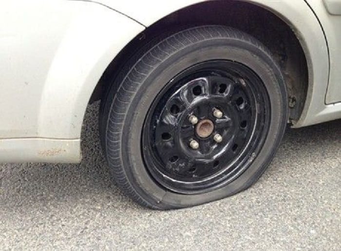 汽車在高溫下行駛容易爆胎，高公局建議，爆胎時切勿急踩剎車，應減緩速度，緊握方向盤、啟動危險警告燈，讓車輛逐漸滑至路肩。 圖：翻攝新浪網