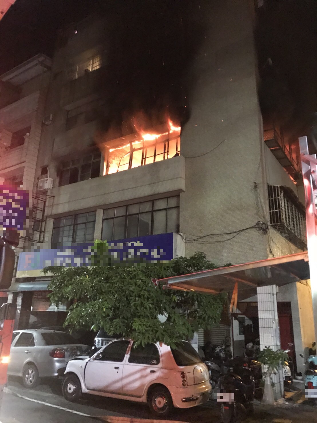 警消獲報到場，公寓3樓已經陷入火海。 圖/高雄市消防局提供