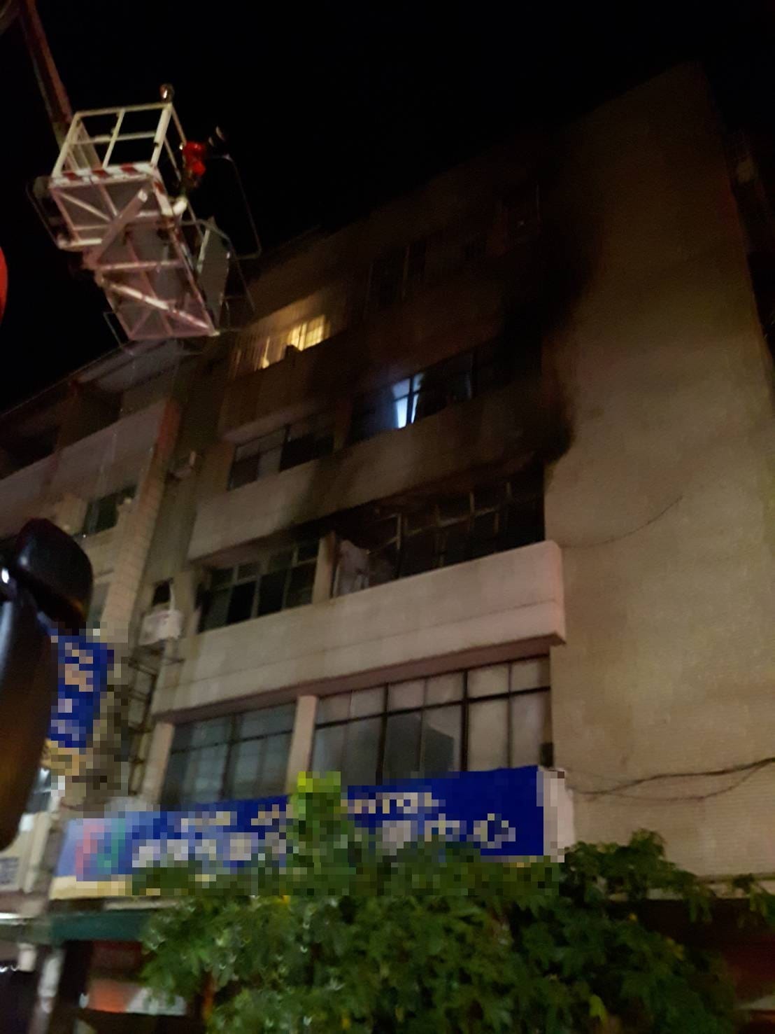 雲梯車救出多名受困住戶。 圖/高雄市消防局提供