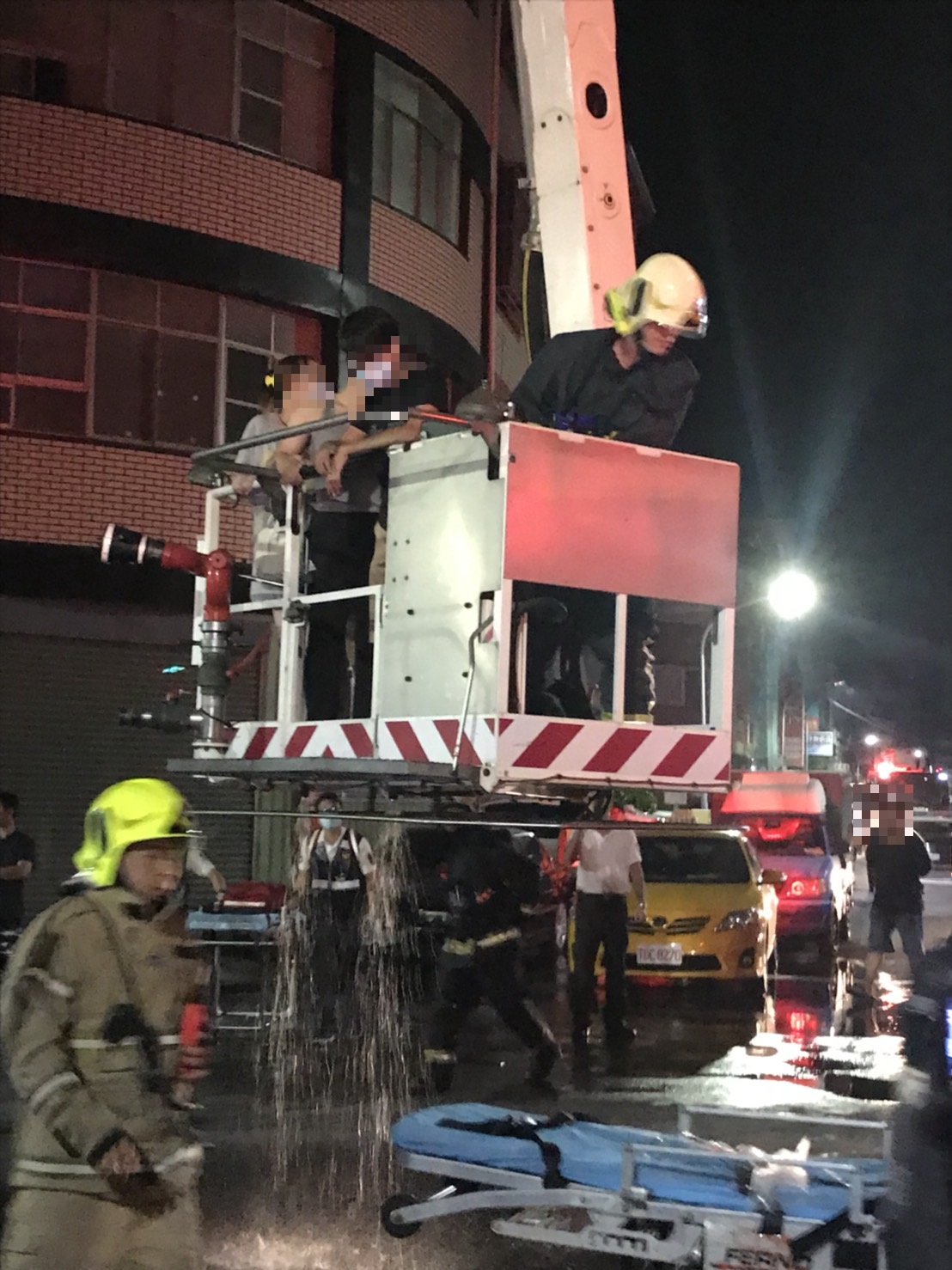 雲梯車救出多名受困住戶。 圖/高雄市消防局提供