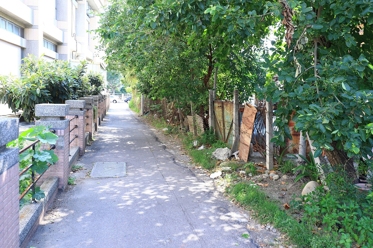 北屯區平德路18巷因狹窄時常有通行不便及救災困難、環境髒亂等問題。 圖：台中市政府/提供