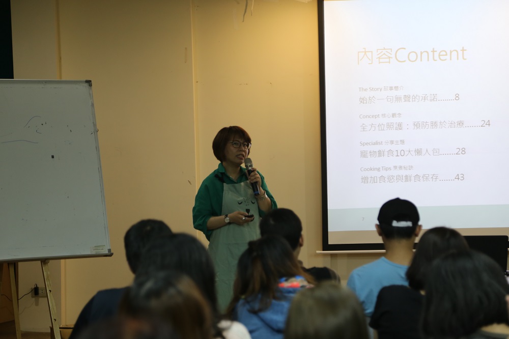 講師陳蓁教導飼主製作寵物料理的方法與知識。 圖：新北市政府動物保護防疫處提供
