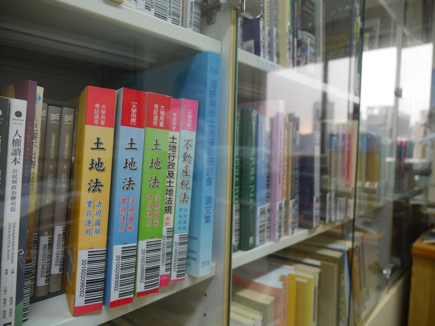 辦公室內一整面書櫃裡，密密麻麻擺著中英文書籍。 圖：趙婉淳／攝