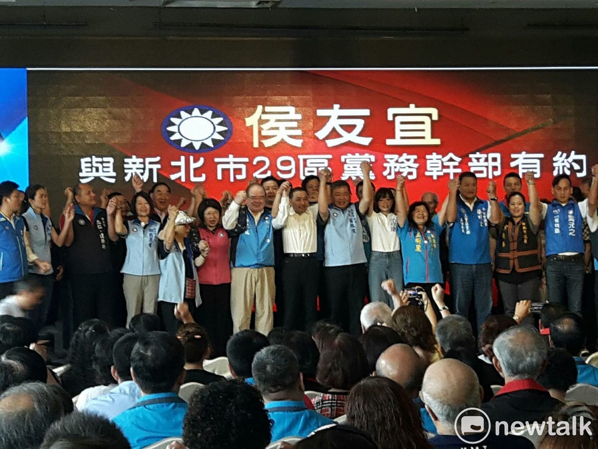 侯友宜這場選舉不是他一個人的選舉，而是集結所有國民黨同志力量的選舉，在台上帶頭高喊「里長大贏、議員過半、市長一定要凍蒜」。 圖：林昀真/攝