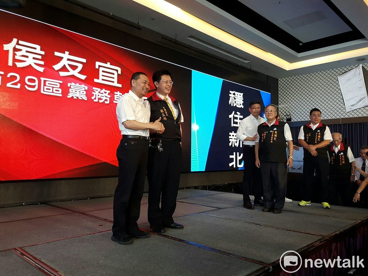 國民黨新北市地方幹部逐一與侯友宜合影。 圖：林昀真/攝