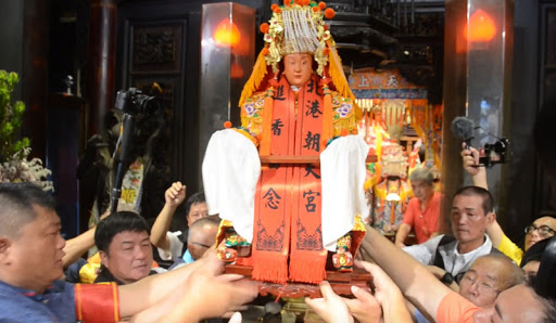 苗栗白沙屯媽祖到北港朝天宮進香，19日進行最重要儀式「刈火」後，媽祖聖駕由眾人接力簇捧登轎回鑾。 圖：中央社