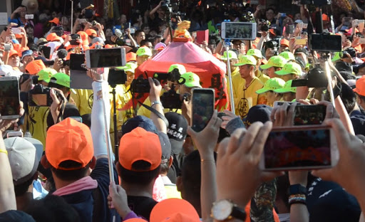 苗栗白沙屯媽祖到北港朝天宮進香，19日清晨在隆重刈火（進火）後，媽祖鑾轎起駕回鑾，為顧及國中教育會考的考生權益，出廟時罕見地沒有鞭炮聲。 圖：中央社