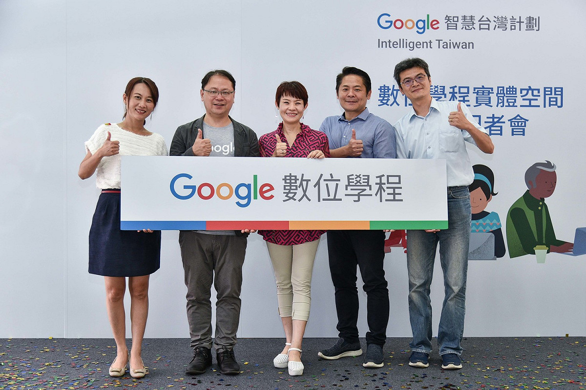 共同見證落實智慧台灣計劃承諾的重要時刻。(左起：Google 大中華區經銷通路業務總監 李芝禎、Google 台灣行銷副總經理 利啟正、台南市政府文化局副局長 周雅菁、南台科大附設台南文創園區總經理 張華城與經濟部工業局科長 林青嶔) 圖：Google提供