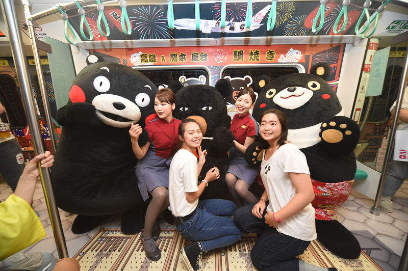 台灣知名吉祥物喔熊、高雄熊與日本超人氣吉祥物熊本熊19日合體，齊聚高雄捷運紅線為高捷賣萌行銷彩繪車廂。 圖：中央社