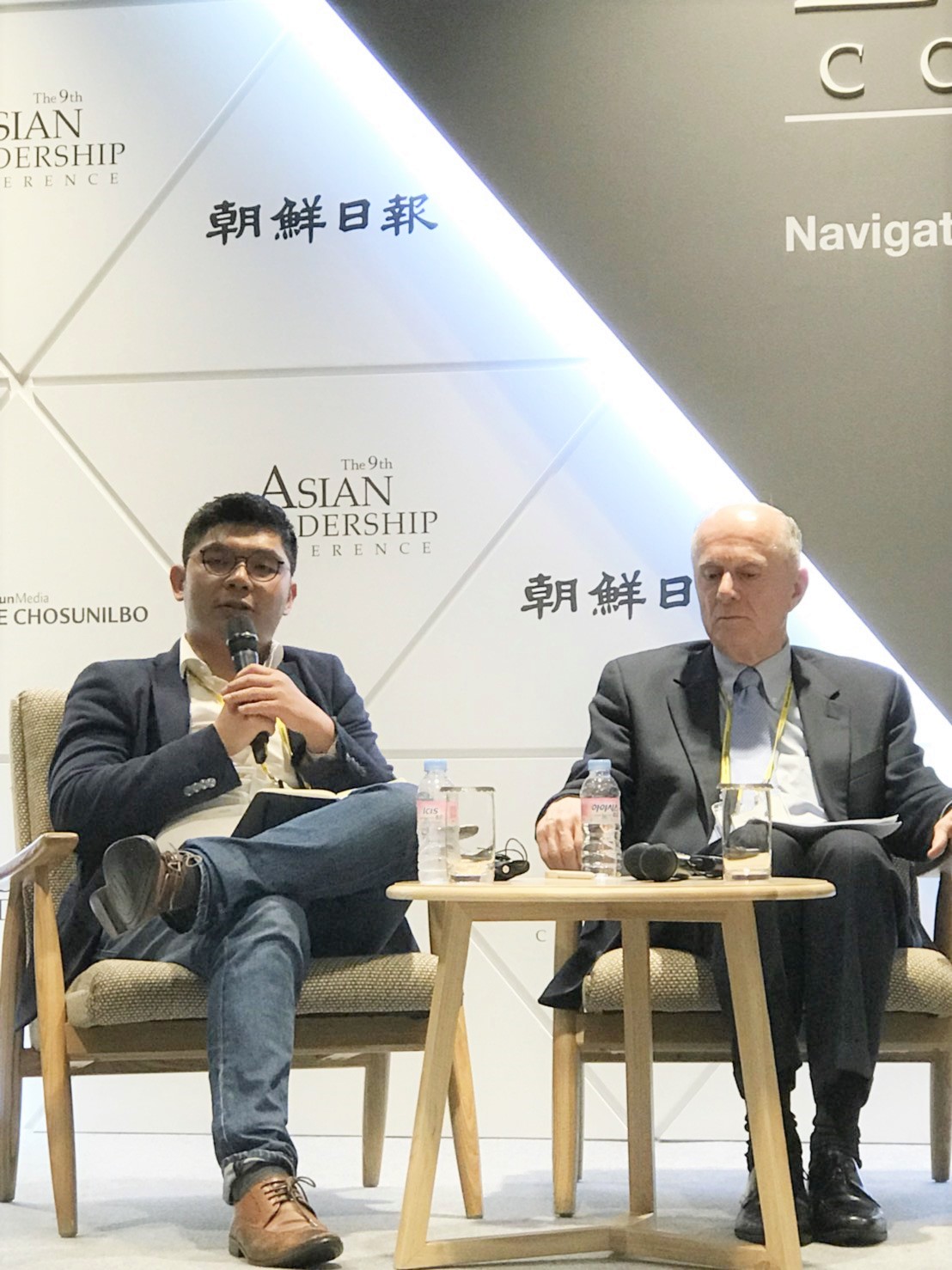 許毓仁（左）參加亞洲領導人會議，討論區塊鏈的發展。 圖：許毓仁辦公室提供