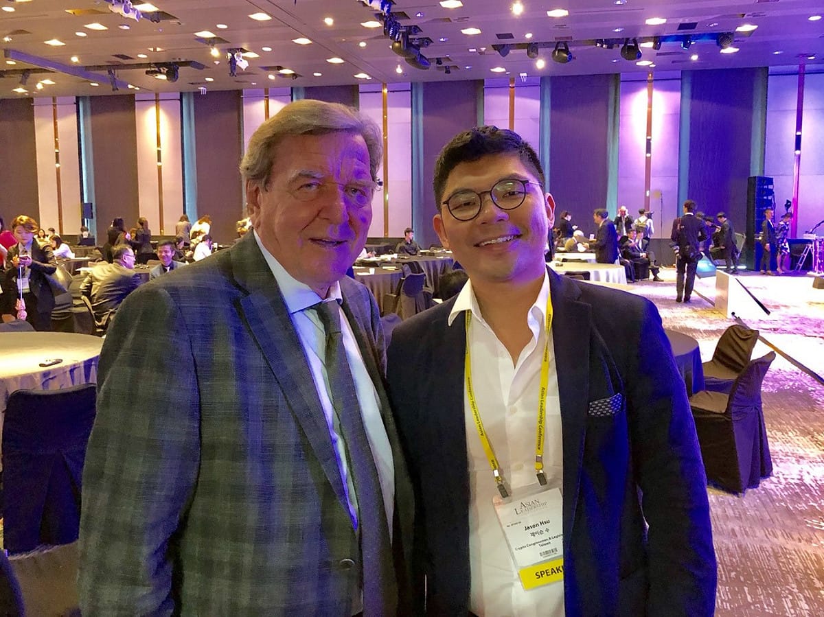 許毓仁（右）與德國前總理施洛德(Gerhald Schroeder)。 圖：許毓仁辦公室提供