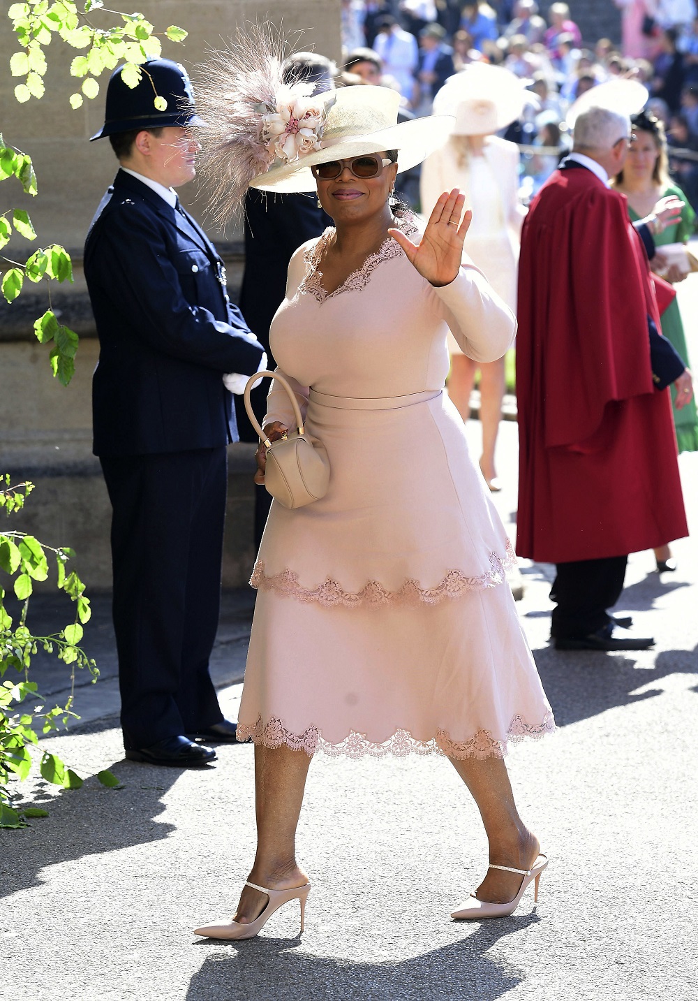 脫口秀女王歐普拉（Oprah Winfrey）穿著粉紅洋裝參加哈利與梅根婚禮。 圖：達志影像/美聯社