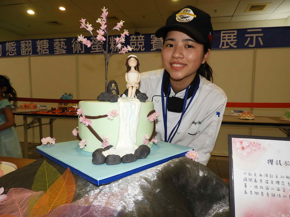 醒吾科技大學餐旅系二年級鄭亞芸同學，以其作品「櫻語紛紛」奪得翻糖動態組金牌。    
 圖：王峻昌/攝