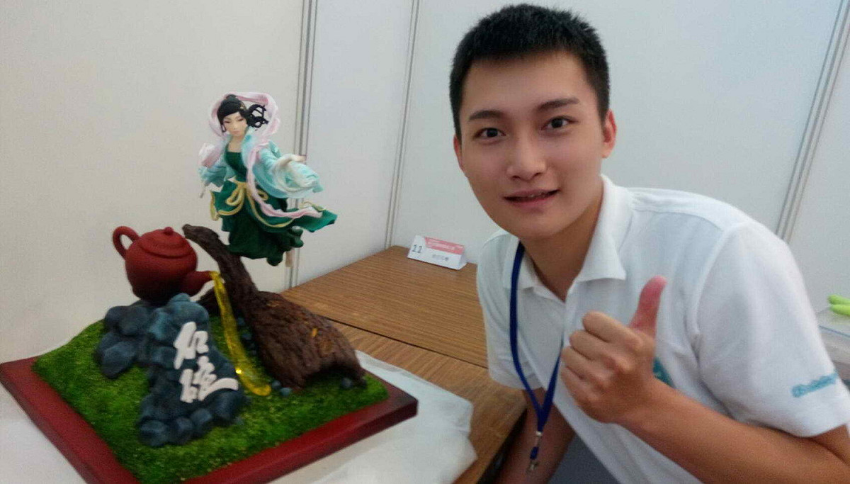 穀保家商學生翟宇凡以其作品「情碇美人」，奪得翻糖靜態組金牌。                    
 圖：王峻昌/攝
