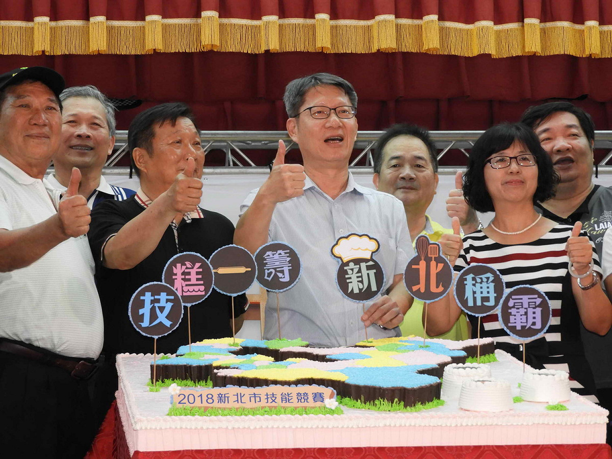 新北市副市長葉惠青在蛋糕技能競賽，秀出蛋糕名師陳郁芬製作的「新北市地圖大蛋糕」。  圖：王峻昌/攝