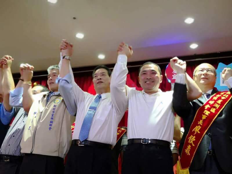包括中華民國雲林同鄉會總會長黃銘德、新北市同鄉會理事長林進忠、前理事長黃炎輝，以及新北市蘆洲區同鄉會理事長廖欽森等「四大天王」，一齊挽起侯友宜的雙手，高喊「侯友宜，凍蒜！」。 圖：侯友宜辦公室/提供