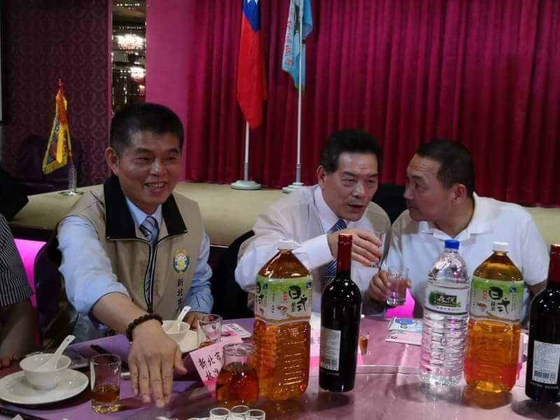 侯友宜逐桌敬酒，據在場人士笑稱，周遭氣氛就和近日的氣溫一樣，有夠熱烈。 圖：侯友宜辦公室/提供