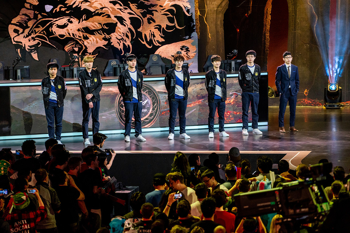 2018《英雄聯盟》MSI 季中邀請賽四強淘汰賽昨（19）日由 FW 對決 KZ，爭取最後一張總冠軍賽門票，KZ 一掃小組賽對戰 FW 二連敗陰霾，成功以 3:1 淘汰 FW 搶進總冠軍賽。 圖：Riot Games/提供