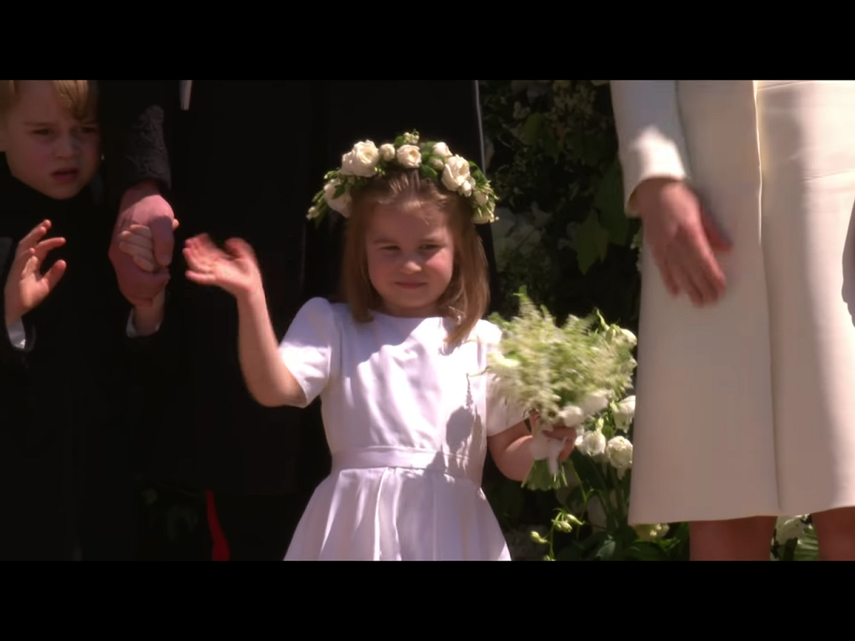 哈利與梅根馬克爾（Meghan Markle）在溫莎城堡聖喬治禮拜堂（St George's Chapel）完成婚禮後，王室成員走出禮拜堂向群眾致意，夏綠蒂公主（Princess Charlotte）笑容滿面，超賣力地揮舞小手。 圖：翻攝自The Royal Family Channel