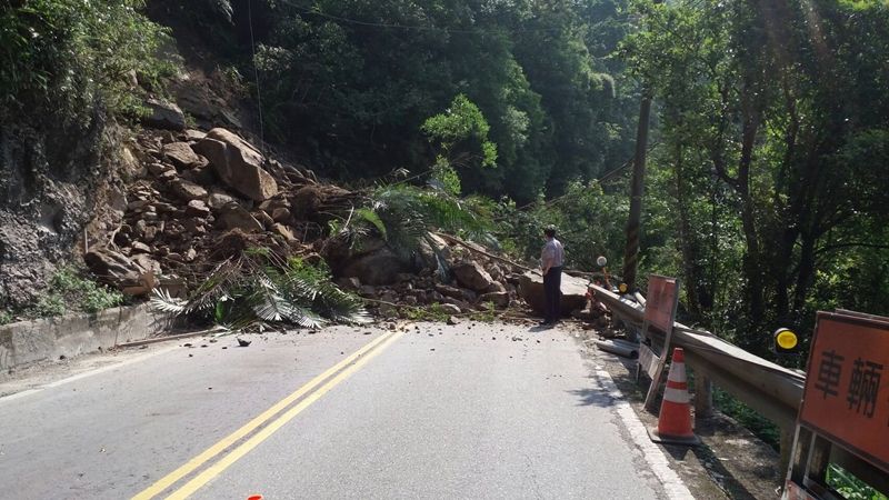 北宜公路47.6k發生道路邊坡土石滑落，請用路人盡早改道。 圖/新北消防局提供