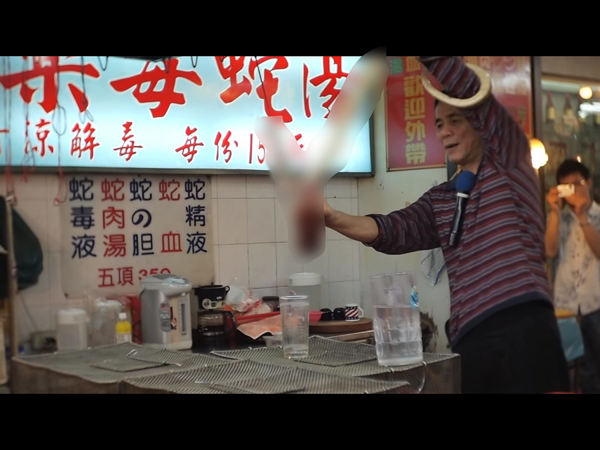 歷經一甲子的華西街蛇肉店，最後還是難以抵擋時代變遷洪流，隨著關店轉型，也意味著台灣既有的傳統商街文化逐漸消失沒落。 圖：翻攝自Youtube