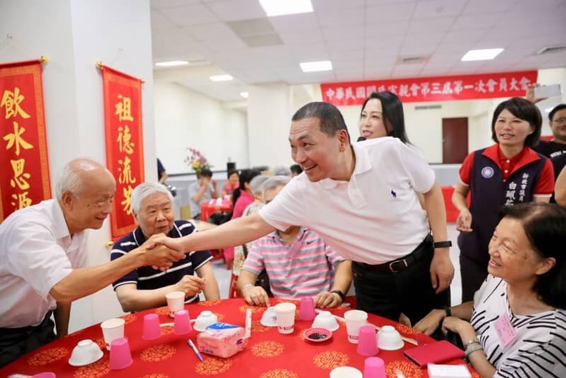 侯友宜指出，台灣很小，不需要謾罵跟口水，他心中只有一件事情，就是只問是非對錯。 圖：侯友宜競選辦公室/提供