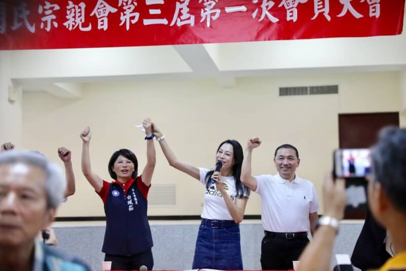 侯友宜指出，從小看著闕梅莎議員長大，接棒媽媽後依舊熱情服務；白珮茹議員在汐止地區也是劍及履及，讓汐止地區的居民能夠安居樂業。 圖：侯友宜競選辦公室/提供