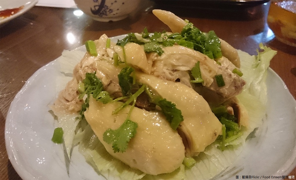 許多仿間謠言指出許多店家販賣的鹽水雞都是淘汰雞，食藥署出面闢謠，鹽水雞並不是淘汰雞，只是生蛋率低、蛋殼易缺損的老母雞，並非謠傳的淘汰雞。 圖：翻攝自Flickr／Food Esteem開放權限