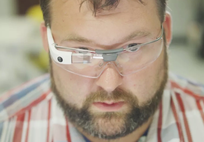 Google 很早就投入 AR 頭戴裝置的開發，但在當時並沒有引起太大的風潮。(圖為 Google Glass) 圖：翻攝自 Flickr / Oyiff 開放權限