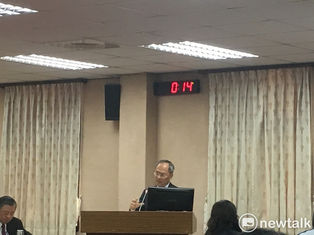 僑委會委員長吳新興今（21）日指出，「僑民」是比較包容性、中性的字眼，「因為有人說他不是華僑」，讓僑委會很困擾，所以用憲法第141條中的用法，通稱僑民。 圖：黃韋銓/攝
