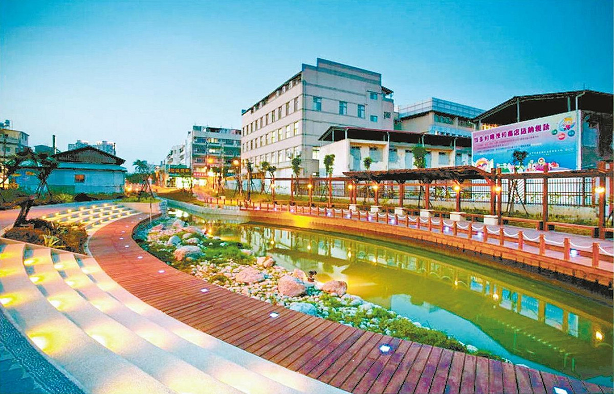 整治後的曹公圳結合景觀與親水環境也非常美麗，這條路線平易近人很適合親子共遊。 圖：高雄市觀光局／提供