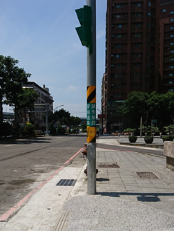 未來新北市其他地區也將實施交通號誌基座埋入地下，不只人行道空間更寬，將基座埋入地下也可以避免行人踩踏的風險。 圖：新北市交通局／提供
