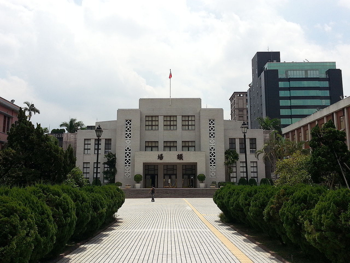 立法院今（22）日三讀通過《公職人員利益衝突迴避法》修正案，將各級民代公費、自聘助理納入「公職人員關係人」範圍，未來民代助理若向受監督的機關團體人員，以非法定程序的請託關說，或其他不當方法，圖利本人或者民代，可處30萬元以上、600萬元以下罰鍰。 圖：新頭殼資料照片