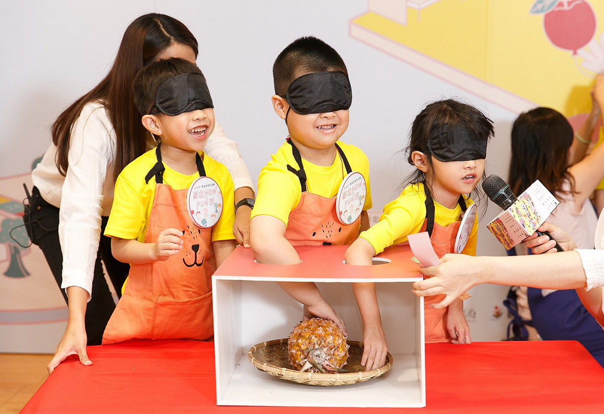 新北菜市夏令營安排小朋友以觸感，感受食材的樣貌。 圖：新北市政府提供