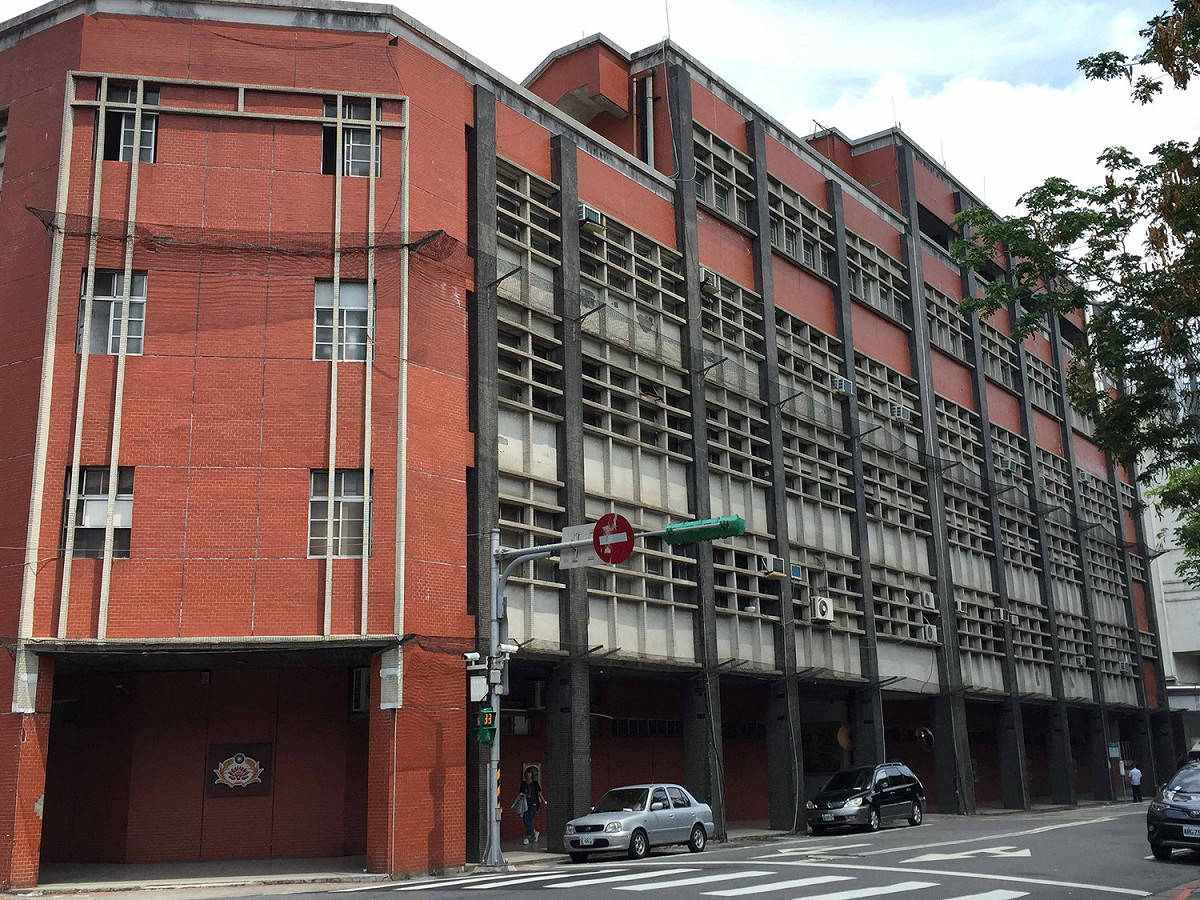 台北憲兵隊建物老舊磁磚剝落，架設防護網避免傷及行人。 圖：陳孋輝辦公室/提供
