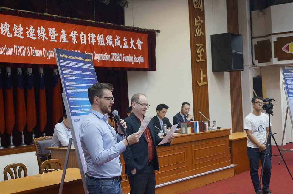 區塊鏈連線也能作為產業界與政府部門之間的橋樑，使政府以更開放的態度面對業者的創新技術或營運模式，也讓業者配合政府，進行合法規的營運。 圖：立委許毓仁/提供