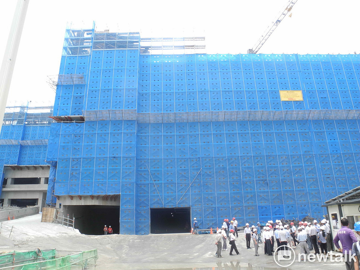 「新北市立土城醫院BOT案」目前已進行地上第5、6層結構，工程進度已達30.83％，較原訂進度微幅超前。               圖：王峻昌/攝