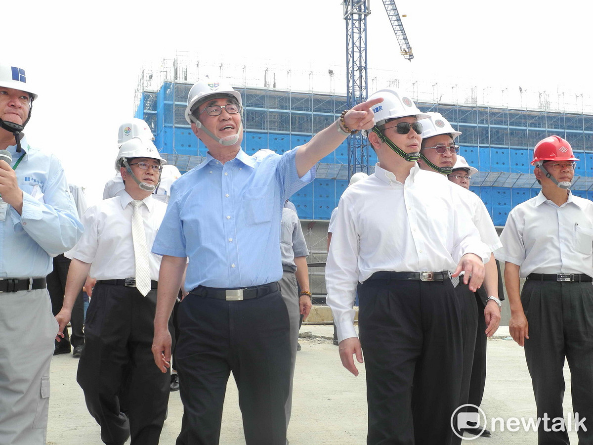 新北市副市長李四川（前左）率衛生局長林奇宏（前右）等市府團隊成員，視察土城醫院工程進度。                     
 圖：王峻昌/攝